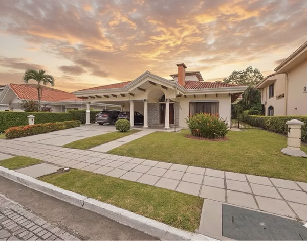 VALLE DEL SOL LINDORA SANTA ANA! SINGLE-LEVEL HOME WITH 700 M2 LOT