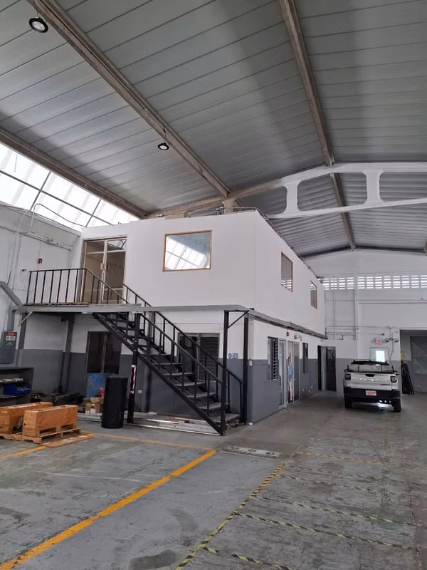ALQUILA BODEGA USO INDUSTRIAL 635 m2, trifásico