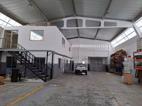 ALQUILA BODEGA USO INDUSTRIAL 635 m2, trifásico