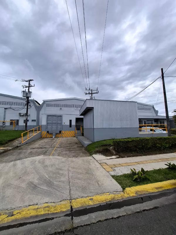 ALQUILA BODEGA USO INDUSTRIAL 635 m2, trifásico