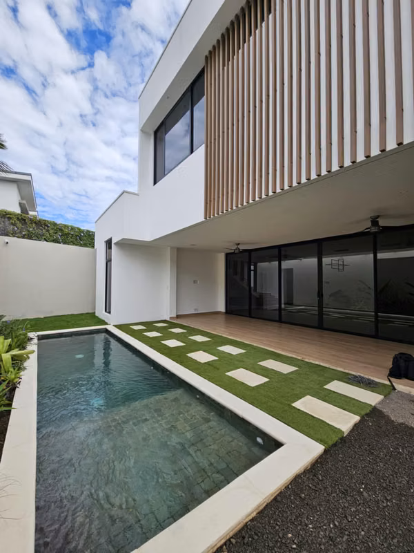 Casa de Lujo en Venta o Alquiler en San Rafael de Escazú