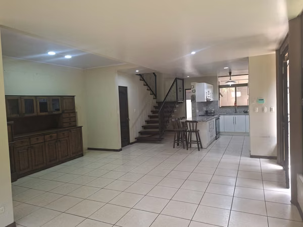 Se vende linda casa en Lomas de Ayarco, Curridabat