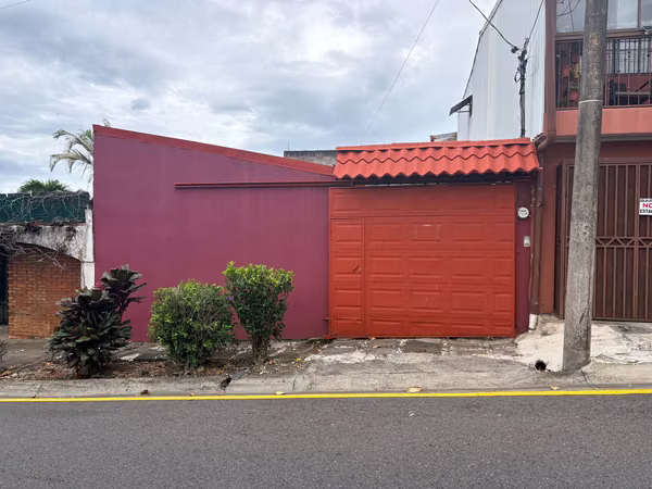 *Venta de Casa a Solo 300 Metros del Nuevo Estadio de Heredia