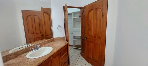 Se vende Casa en Condominio,  Pinares Curridabat