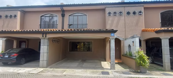 Se vende Casa en Condominio,  Pinares Curridabat