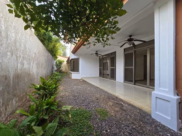 Spacious house in Condominium – Pozos, $2700