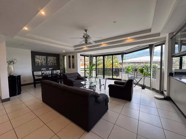Casa en alquiler en Trejos Montealegre, Escazú | Condominio Alsacia | $2.200/mes