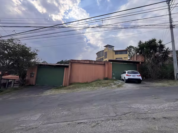 En San Isidro de Heredia, sobre un terreno de 4,280 m² con una vista panorámica privilegiada.