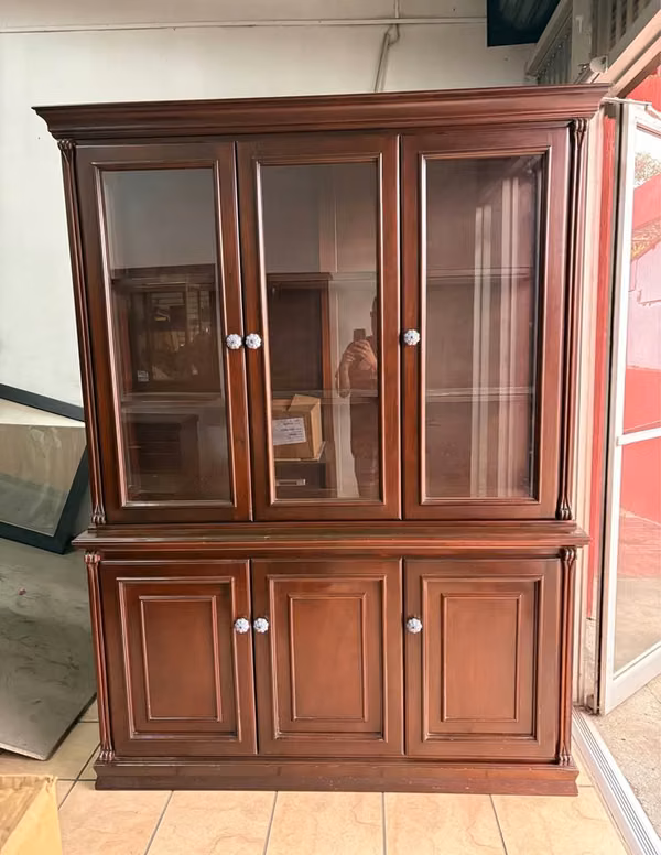 Trastero, Trinchante Europeo Antiguo Vintage En Madera De Cedro. Como Nuevo Mide 1, 60 mt Largo X 51 cm Fondo X 2, 10 mt Alto