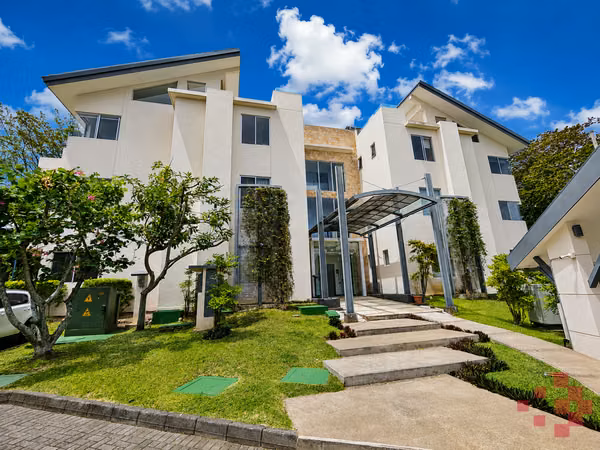 LUXURY GROUND-FLOOR APARTMENT WITH PRIVATE GARDEN – VEREDAS DEL RÍO, PIEDADES DE SANTA ANA