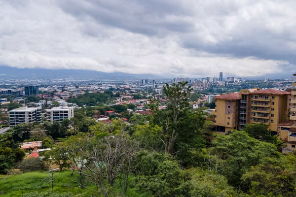 Casa en Venta en Bello Horizonte, Escazú con Gran Jardín y Vista Panorámica-VHA