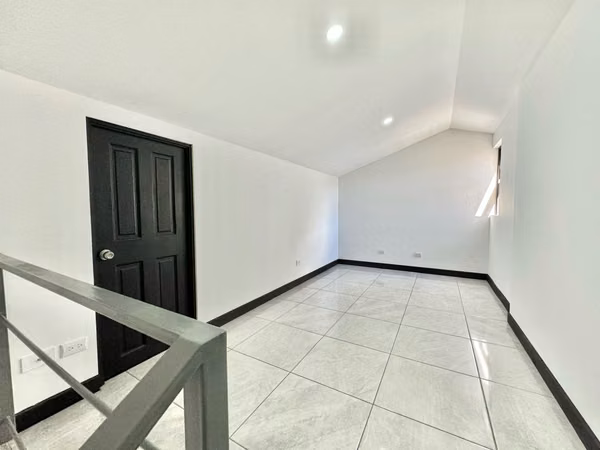 Casa tres niveles en condominio con multiples amenidades