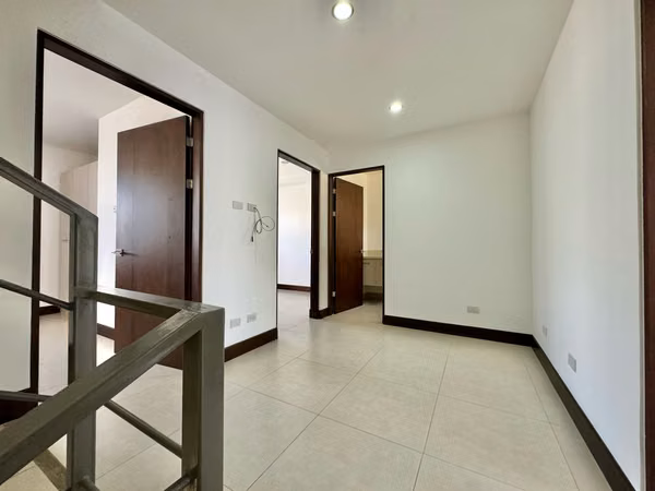Casa tres niveles en condominio con multiples amenidades