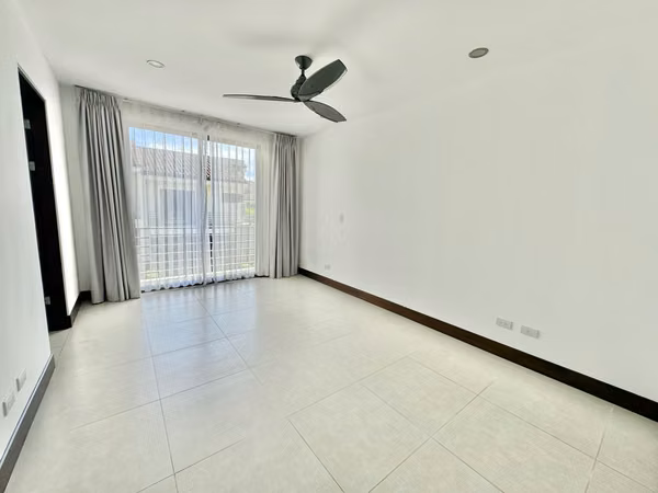 Casa tres niveles en condominio con multiples amenidades