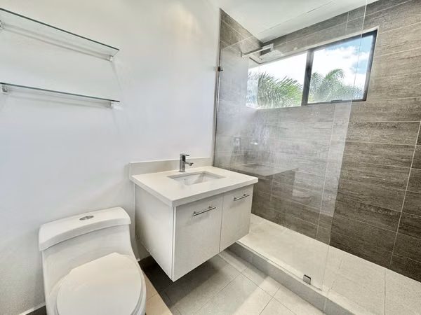 Casa tres niveles en condominio con multiples amenidades