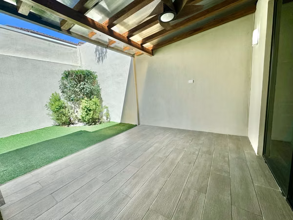 Casa tres niveles en condominio con multiples amenidades