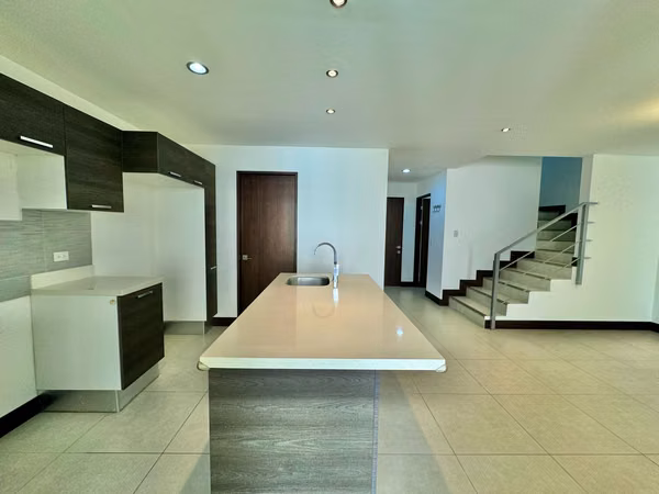 Casa tres niveles en condominio con multiples amenidades