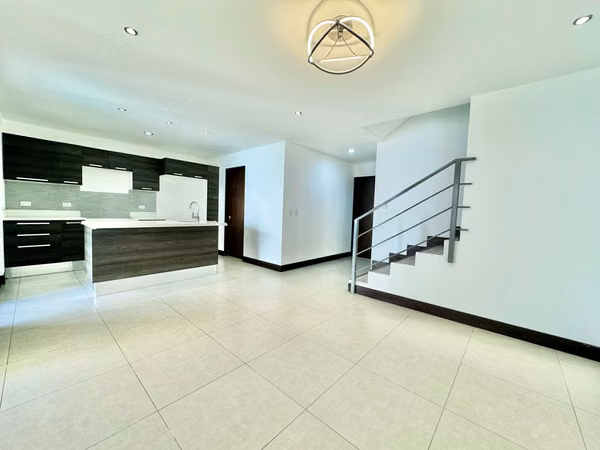 Casa tres niveles en condominio con multiples amenidades