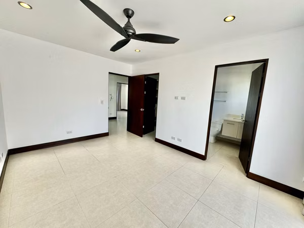 Casa tres niveles en condominio con multiples amenidades