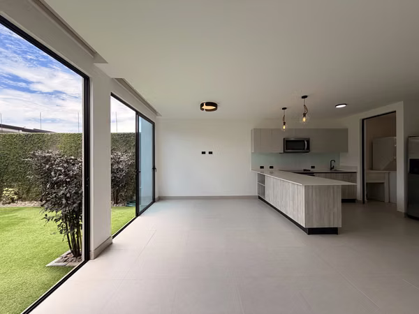 Casa en alquiler en Lindora | Línea blanca + cuota condominal incluida | $2,300