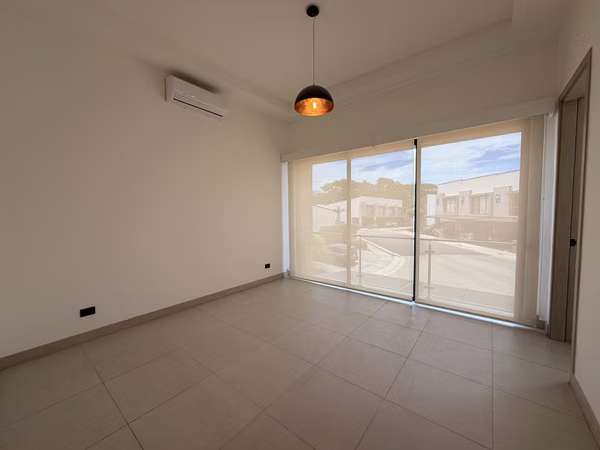 Casa en alquiler en Lindora | Línea blanca + cuota condominal incluida | $2,300