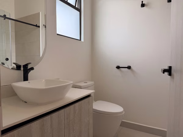 Casa en alquiler en Lindora | Línea blanca + cuota condominal incluida | $2,300