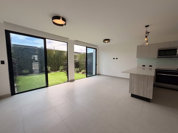 Casa en alquiler en Lindora | Línea blanca + cuota condominal incluida | $2,300