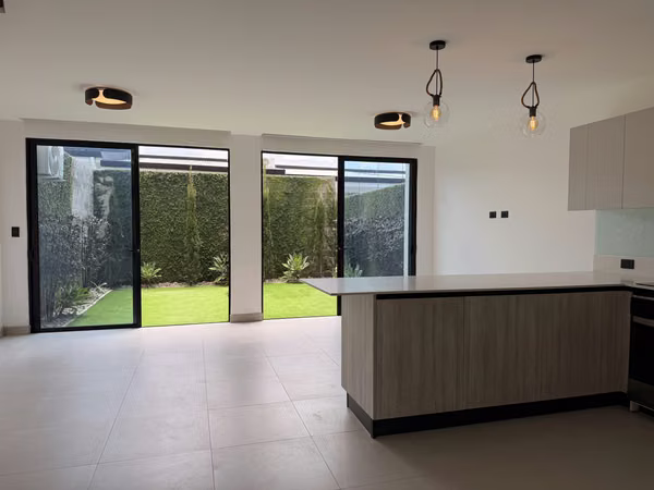 Casa en alquiler en Lindora | Línea blanca + cuota condominal incluida | $2,300