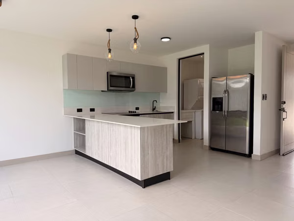 Casa en alquiler en Lindora | Línea blanca + cuota condominal incluida | $2,300