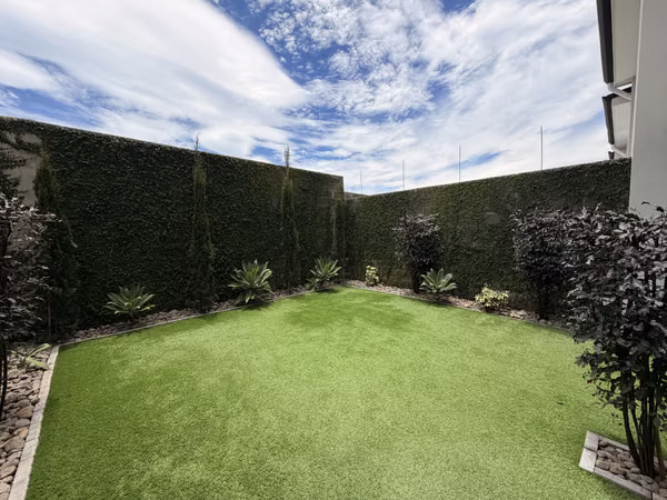 Casa en alquiler en Lindora | Línea blanca + cuota condominal incluida | $2,300