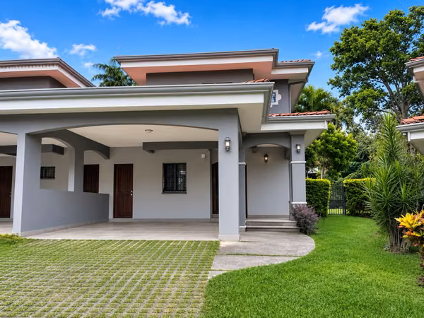 Soap, linda-ampla-fina, L, White, 3 hab, 2.5 bathrooms, terrace, large patio, amenidade.