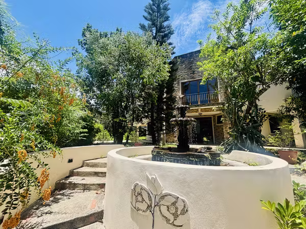 Very spacious house, each room with its bathroom, corner in the Hacienda Los Reyes.