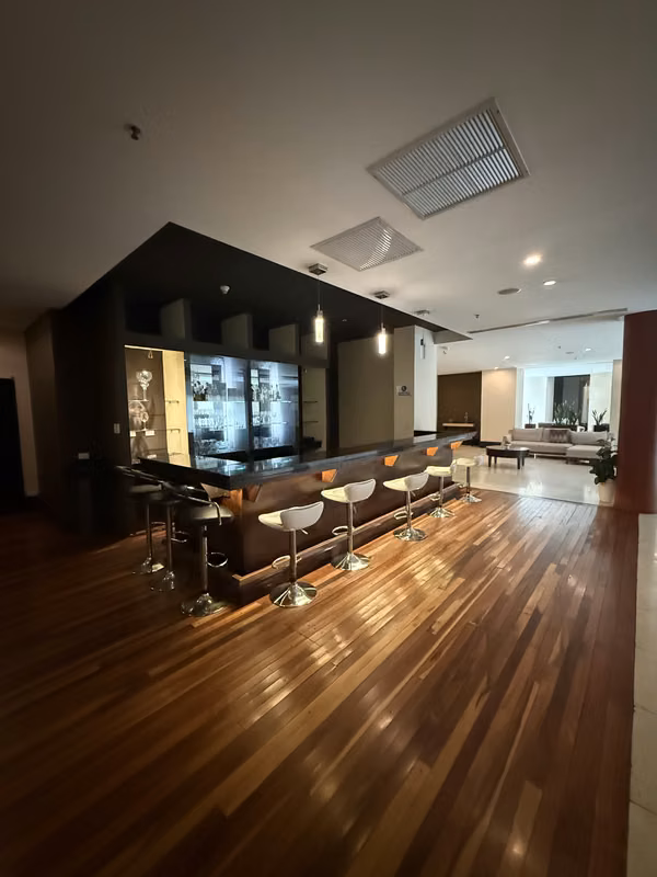 Se alquila apartamento amueblado con línea blanca