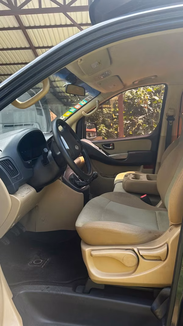 Van adaptada profesionalmente para transporte seguro en silla de ruedas.