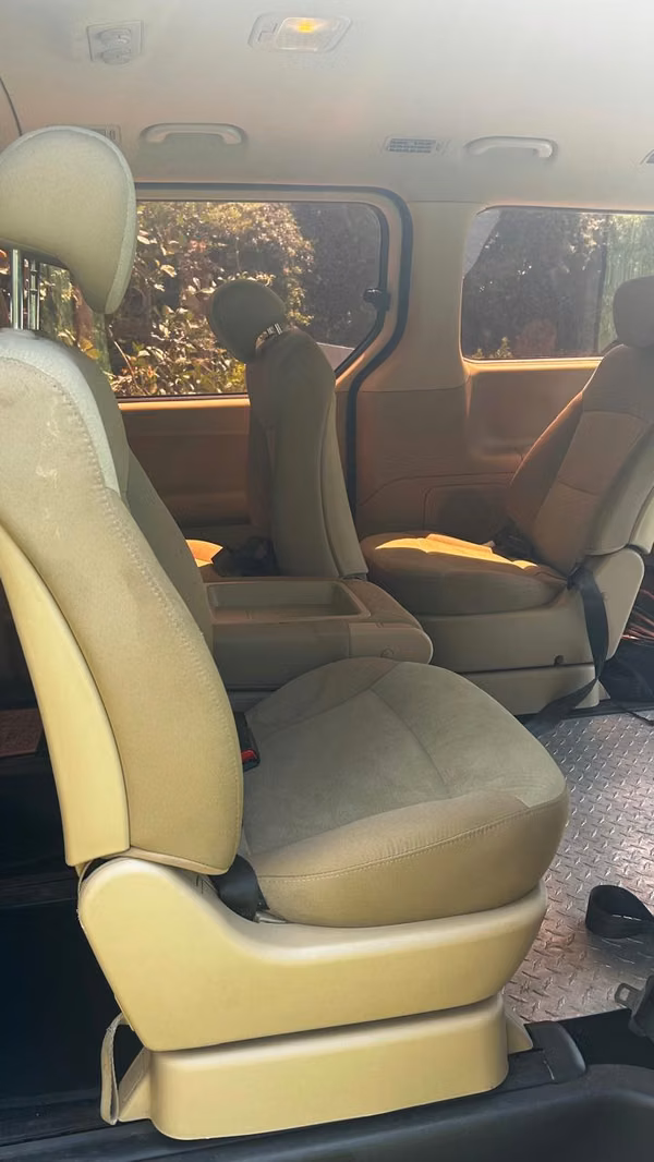 Van adaptada profesionalmente para transporte seguro en silla de ruedas.