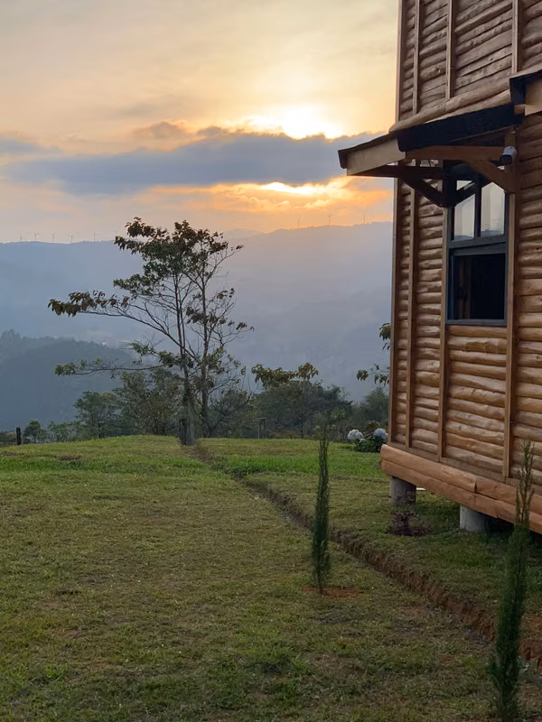Casa Coyotes: Obra de Arte Sostenible y Retiro de Bosque Nuboso en Cartago