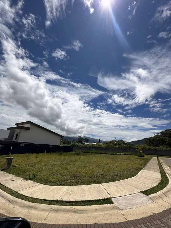 VENTA de lote esquinero en exclusivo Condominio Ayarco 385