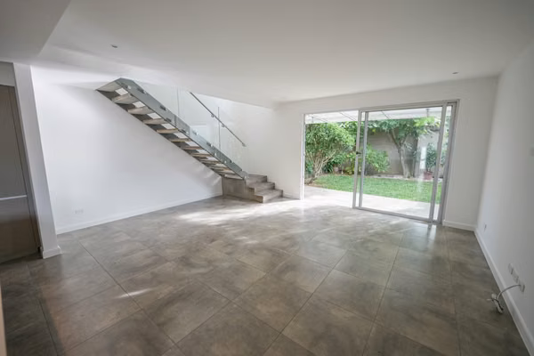 Townhouse Esquinero en Venta con Amplio Jardín | 2 Habitaciones | Lindora