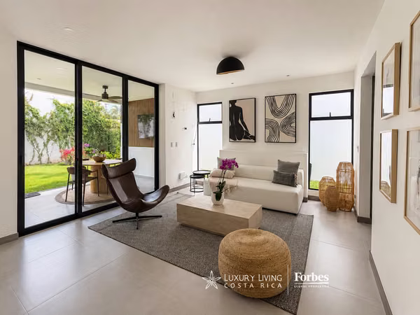 21526 - Contemporary 3-bedroom home with a spacious garden and amenities
