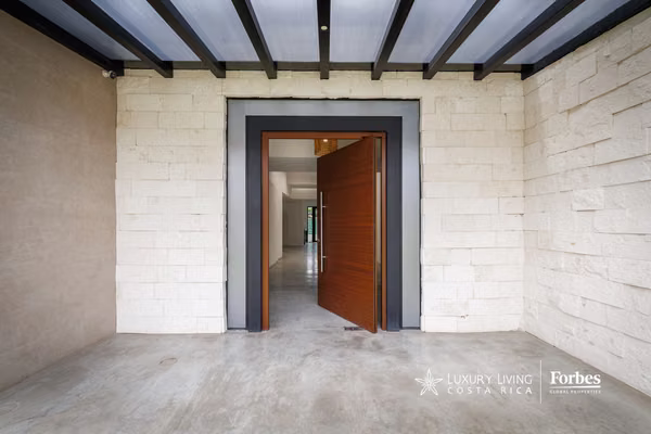 21528 - Three bedroom industrial-style home on one level with a garden