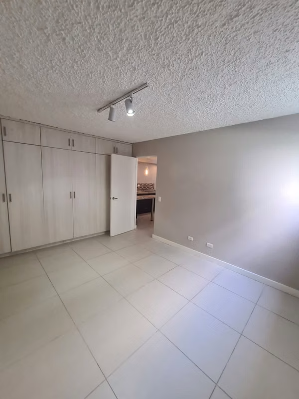 Apartamento con servicios por zona Oscar Arias. Mascotas ok. No parqueo