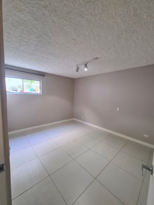 Apartamento con servicios por zona Oscar Arias. Mascotas ok. No parqueo