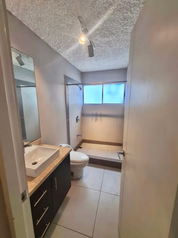 Apartamento con servicios por zona Oscar Arias. Mascotas ok. No parqueo