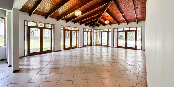 Venta de hermosa residencia de un solo nivel en Los Laureles, Escazú