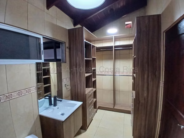 Casa en Venta, 312 m2, en Condominio ,  Grecia de Alajuela