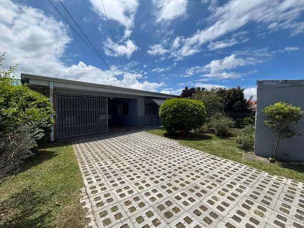1 floor house with large lot in San Rafael de Heredia ID6125