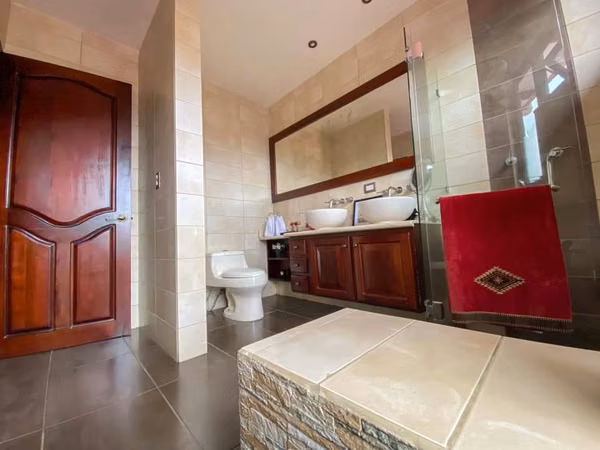 CASA DE LUJO EN CONDOMINIO en San Miguel de Escazú