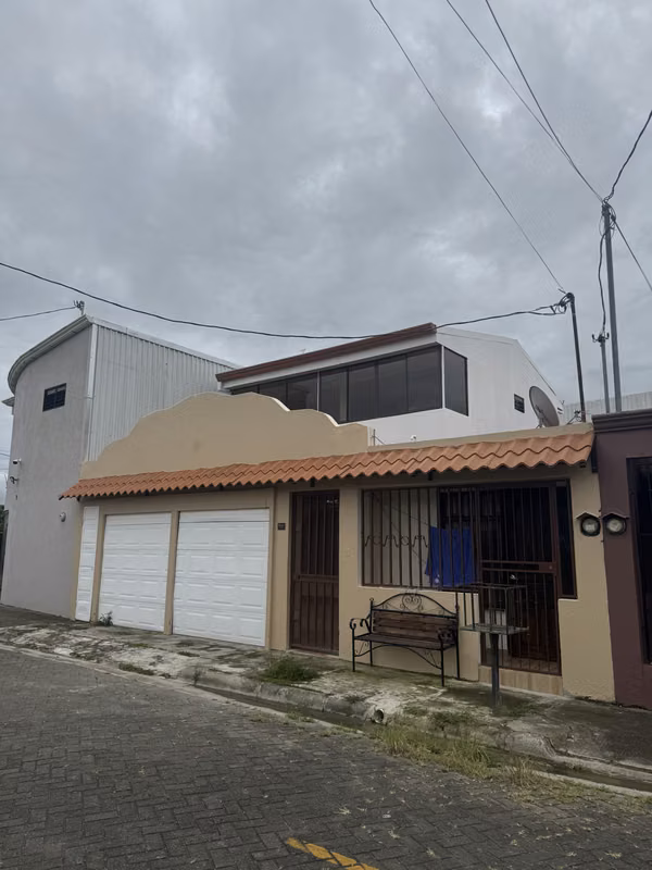 Venta de 1 casa con 2 apartamentos Agua Caliente Cartago