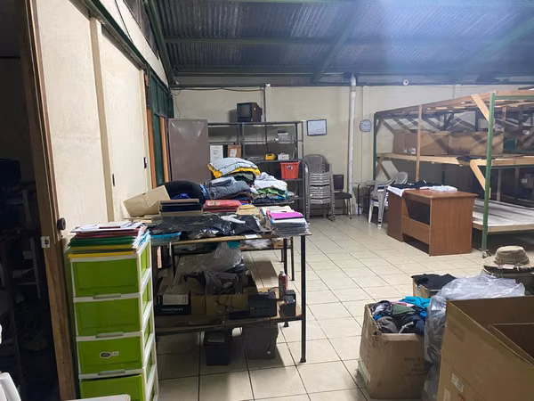 Venta de propiedad con bodega construida, apta para desarrollo de apartamentos, o alguna actividad comercial