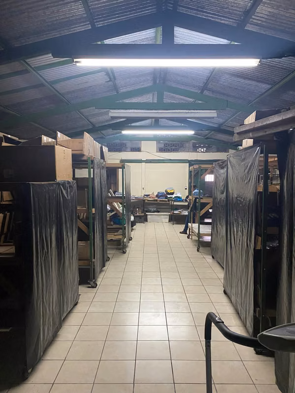 Venta de propiedad con bodega construida, apta para desarrollo de apartamentos, o alguna actividad comercial